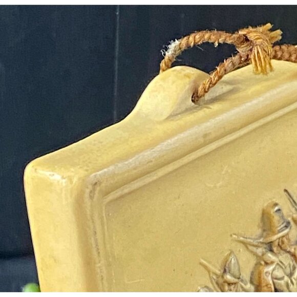 Antique IVOREX 1913 "The March Of Myles Standish" Wall Plaque With Hanger - Picture 6 of 15